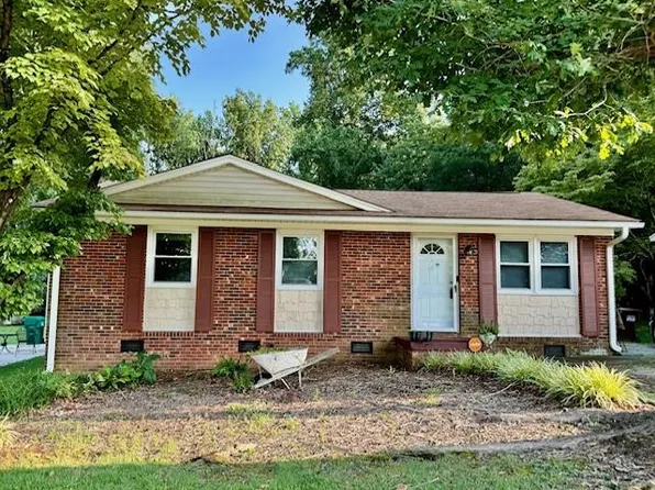 1712 Cedrow Dr, High Point, NC 27260