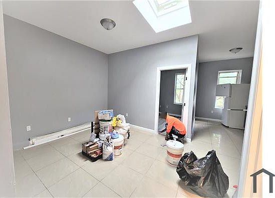 2nd image of 909 Belmont Ave #3