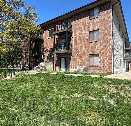 2nd image of 3405 Holdrege St APT 102