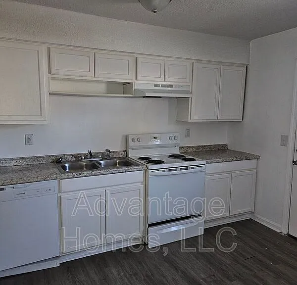 702 N 70th St — Photo 16