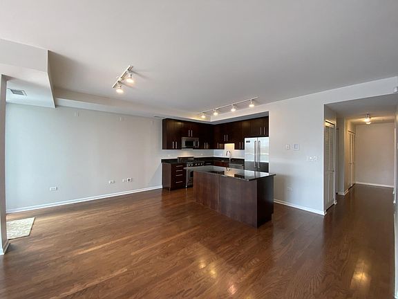 3rd image of 744 W Fullerton Ave APT 401