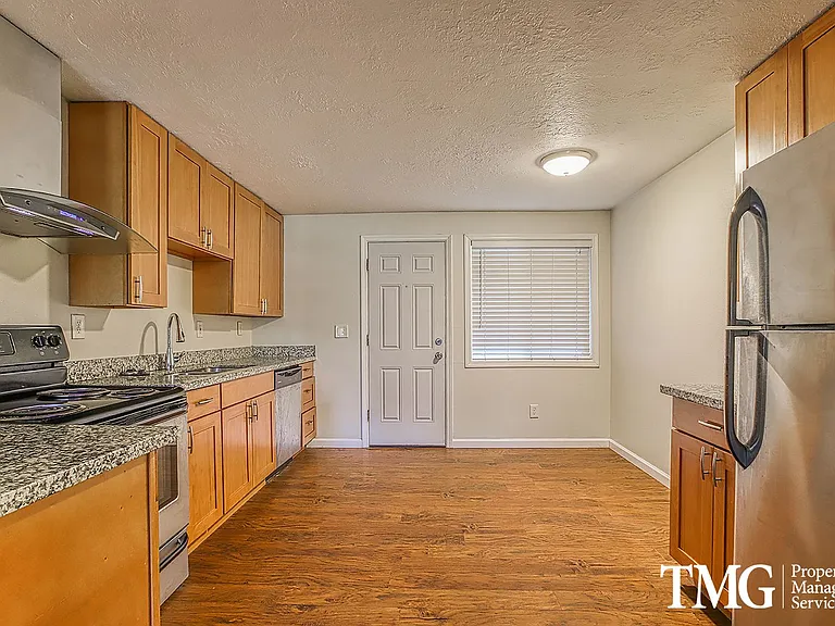 Jackson Court Apartments — Photo 35