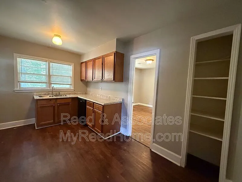 3 bed, 1.0 bath, 1068 sqft, $1,200 — Photo 2