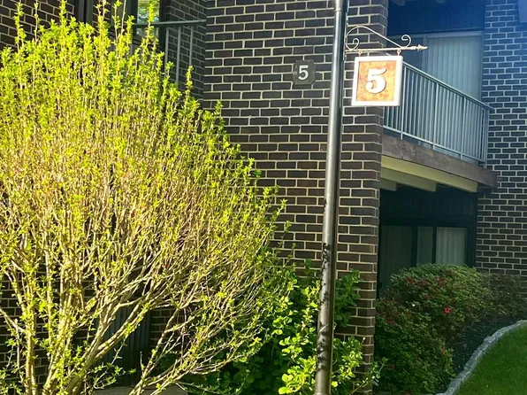 5 Stonehenge Cir APT 1, Baltimore, MD 21208