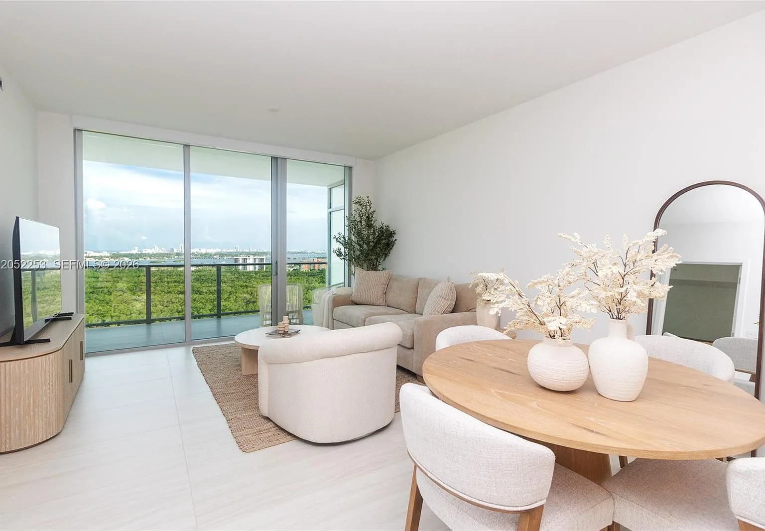 1 bed, 2.0 bath, 1081 sqft, $6,990 — Photo 2