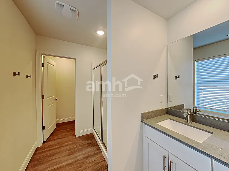 1436 E Allen Ln — Photo 10