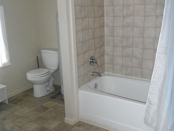 3rd image of 619 Delwood St