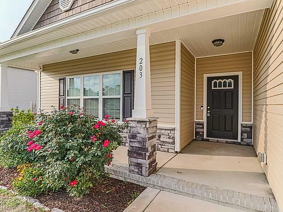 2nd image of 203 Quail Hollow Dr