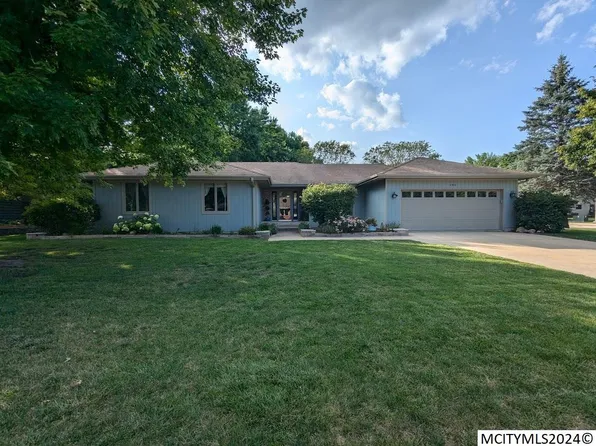 1 Barberry Rd, Barberry Mason City, IA 50401