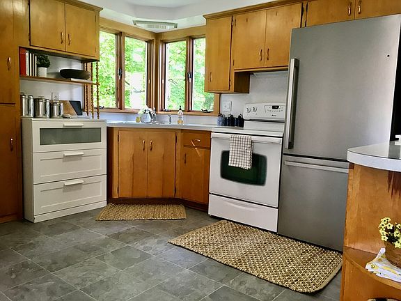 4th image of 130 Sharon Ave