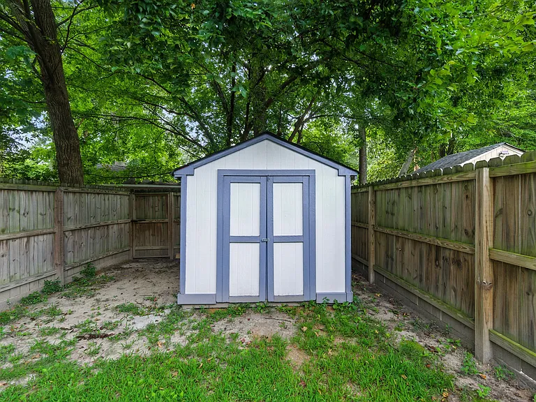 302 Seeman Ct — Photo 37
