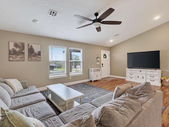 4th image of 399 Hilltop Drive