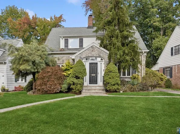 561 Northumberland Rd, Teaneck, NJ 07666