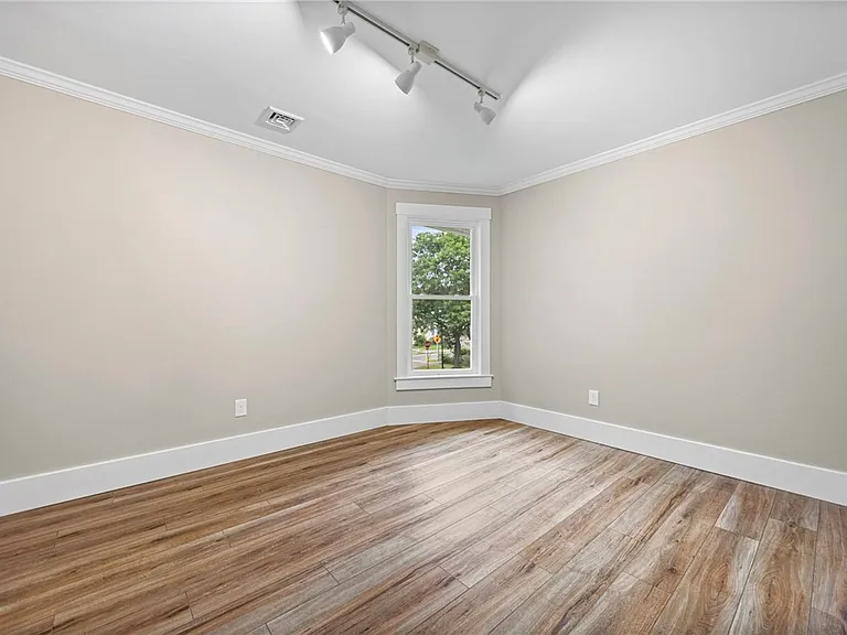 185 Columbia Ave — Photo 15