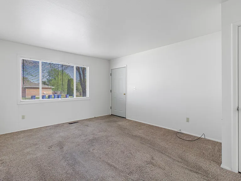 1344 Elmwood Cir — Photo 9