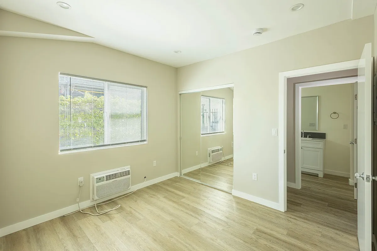 Building Photo - 4270 W 4th St #16