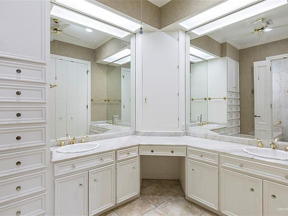 5th image of 32 Villas Jardin Dr