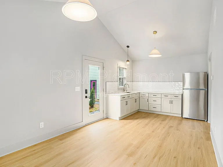1081 Hill St SE #E — Photo 12