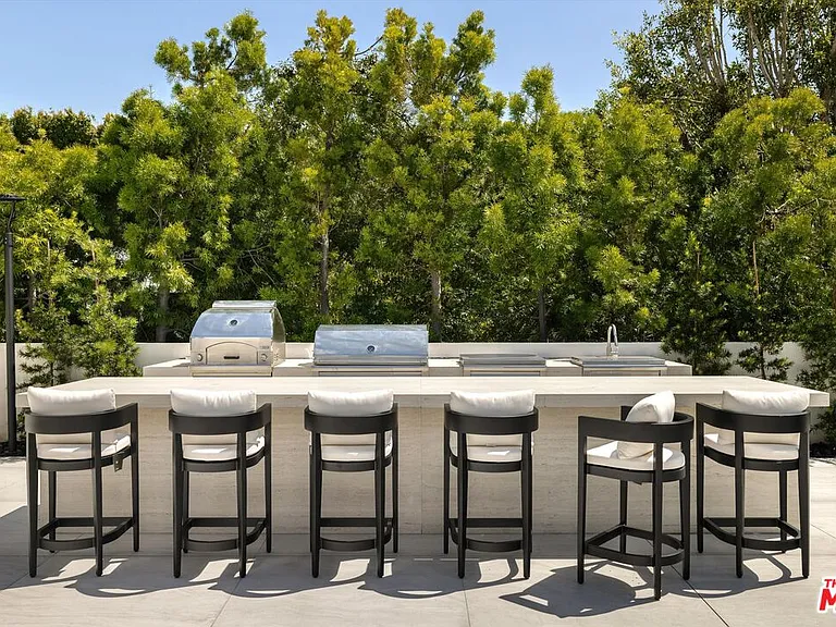 621 N Rodeo Dr — Photo 26