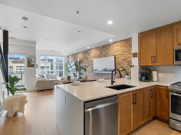 95 Moody St #323, Pt Moody, BC V3H 0H2