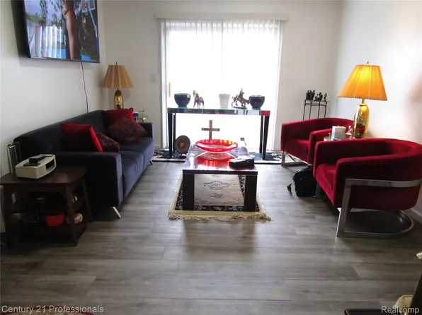 10020 Allen Pointe Dr, Allen Park, MI 48101