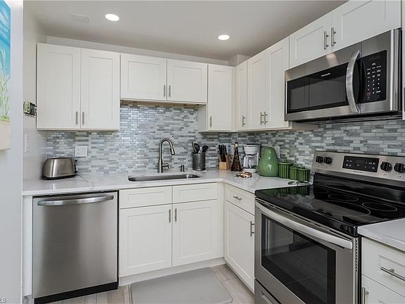 5th image of 320 Seaview Ct APT 1512