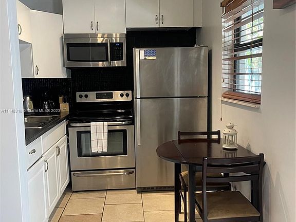 4th image of 408 SE 12th Ct APT 3