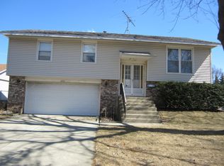 1711 Nippert Dr, Streamwood, IL 60107