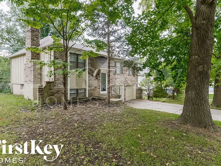 2318 NW Chatham Pl — Photo 2