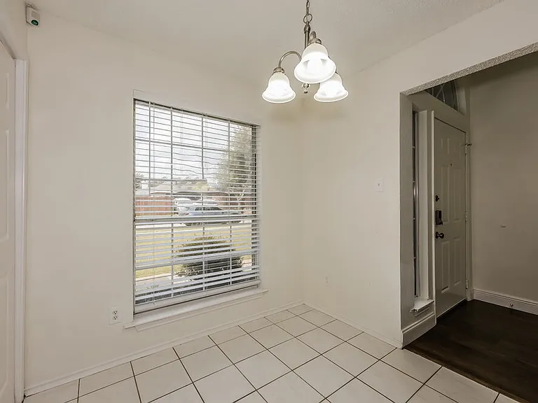 504 Bowie St — Photo 5