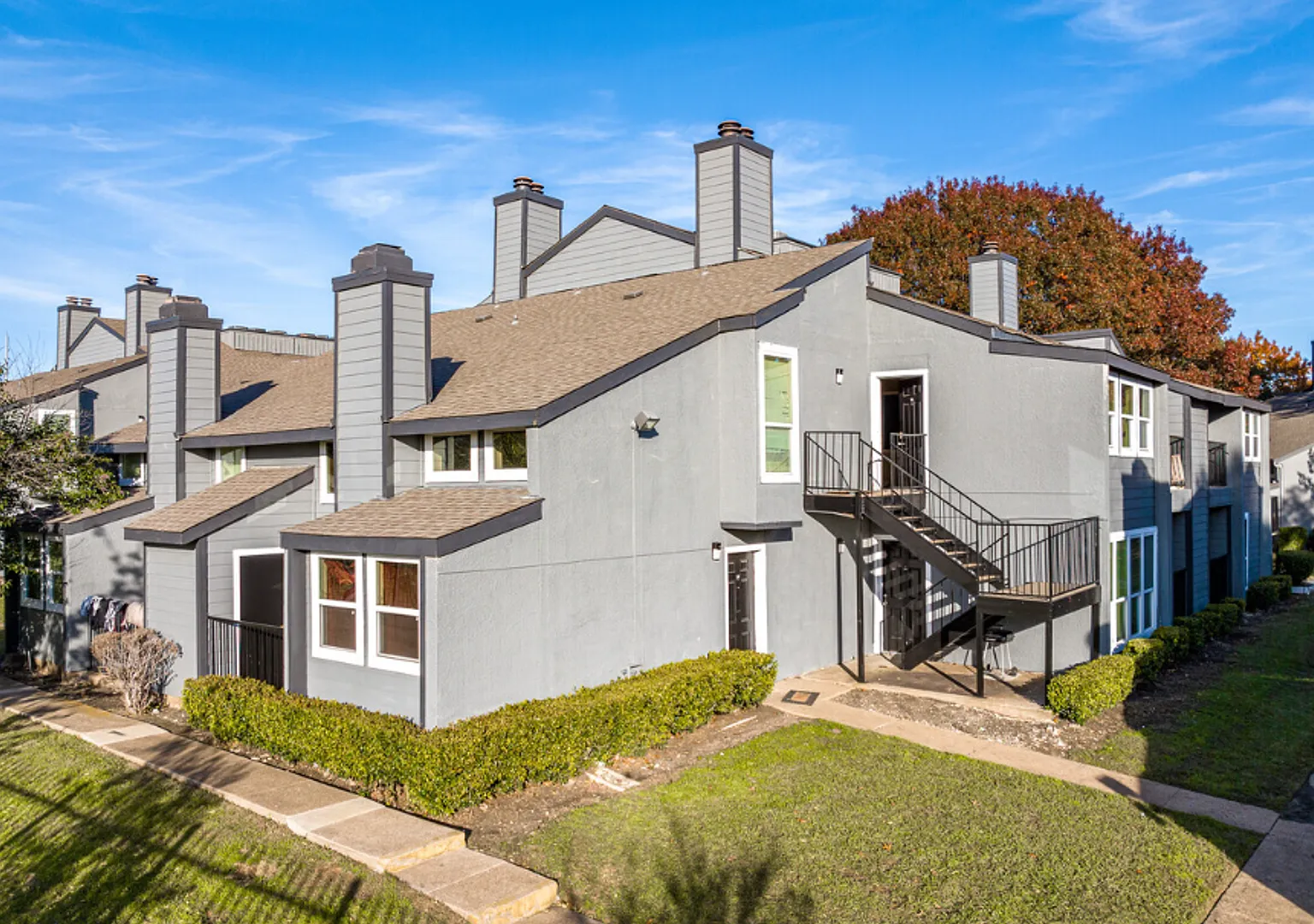Spacious Loft in Gated Community! — Photo 1