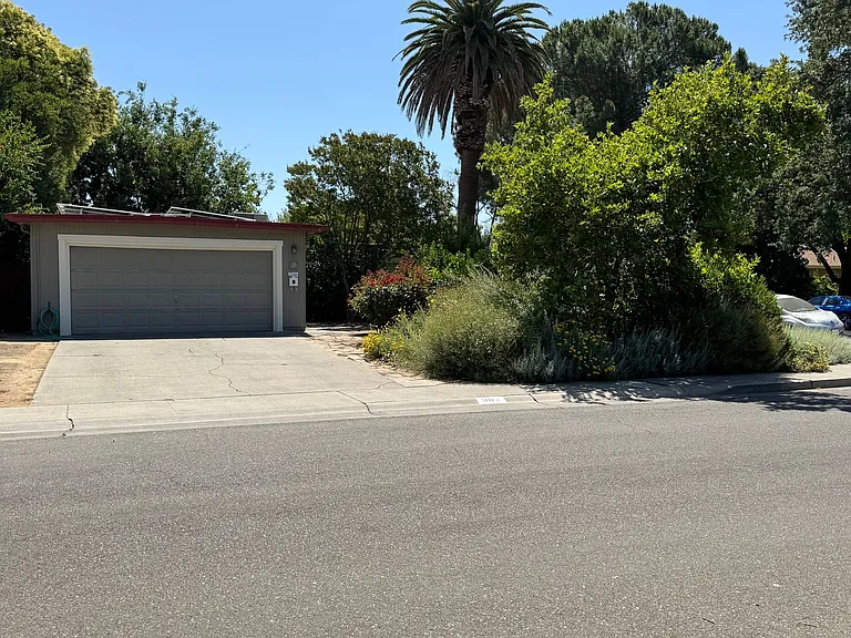 902 Gregory Pl — Photo 1
