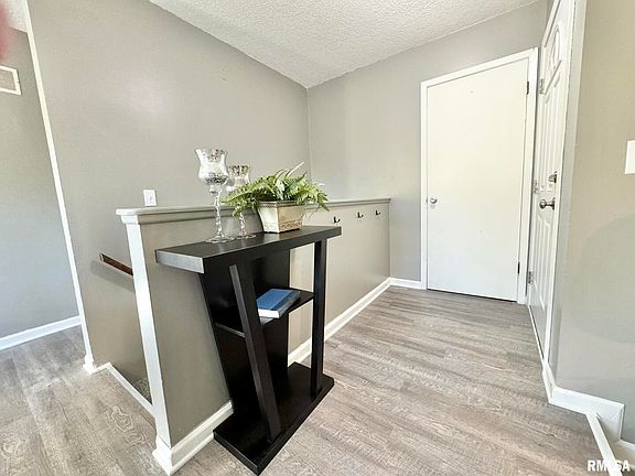 5th image of 760 Colony Dr
