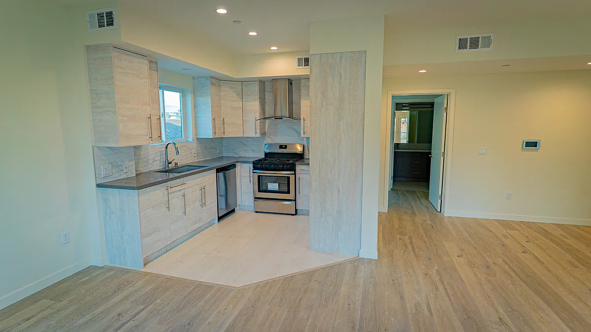 Building Photo - 370 Salem St #302