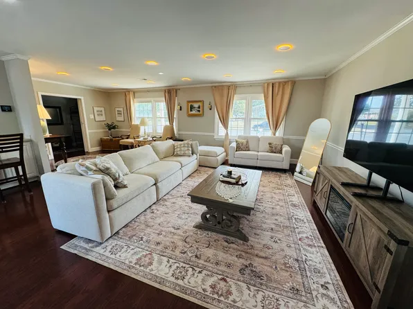 1105 E Holly Ave, Sterling, VA 20164