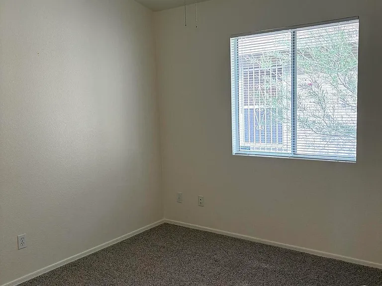 1653 E Saint Apollonia St — Photo 12