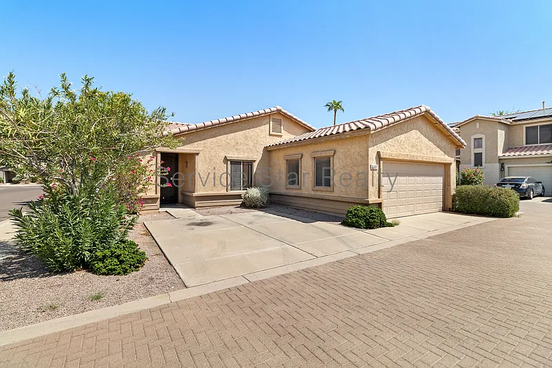 4 bed, 2.0 bath, 1720 sqft, $2,095 — Photo 2