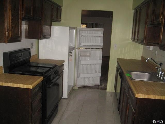 2nd image of 5 Redwood Dr