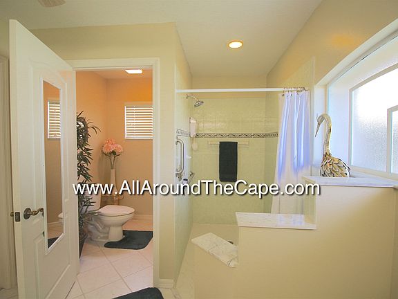 5th image of 935 SE 20th Ct