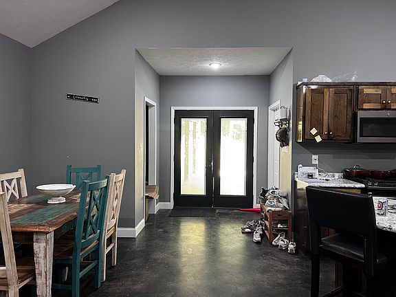 3rd image of 622 Hall Rd