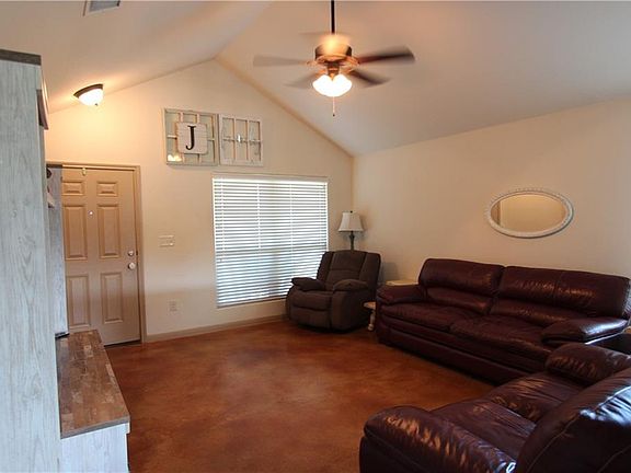 2nd image of 820 Thousand Oaks Trl