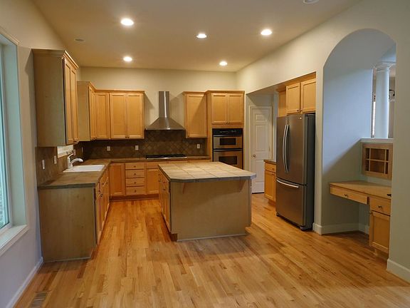 Kitchen, large island w/ stainless steel appliances