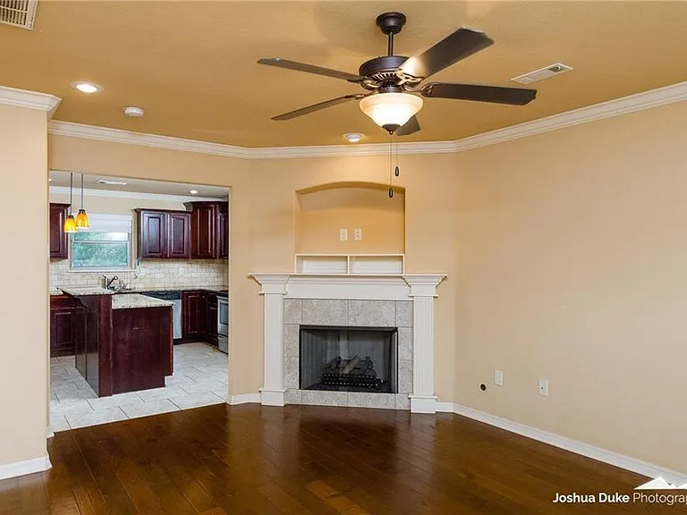 2657 N Valencia Ave — Photo 4