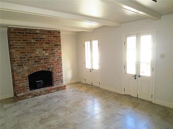 3rd image of 523 Burgundy St APT 4