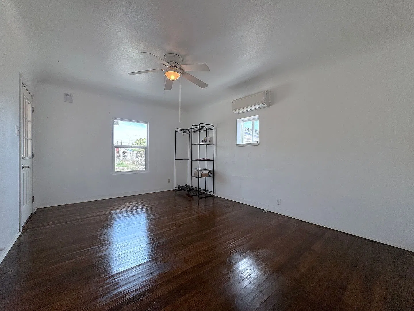 Historic Charm! 3bed/2Bath Refrig A/C! — Photo 3