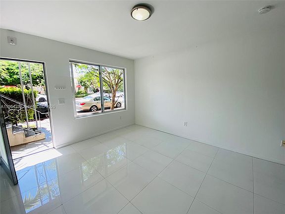 5th image of 801 15th St APT 102
