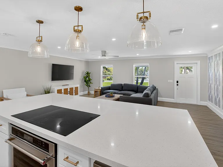 135 SE 28th Ct — Photo 9