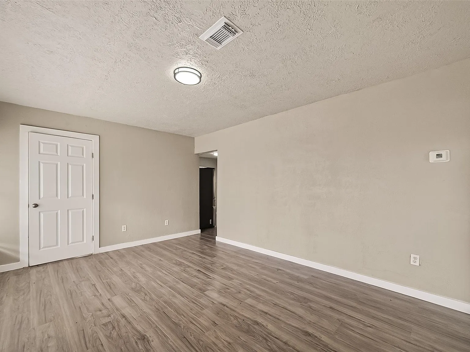 3 bed, 1.0 bath, 984 sqft, $1,450 — Photo 4