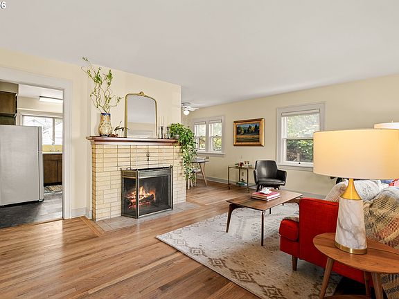 4th image of 2144 N Willamette Blvd