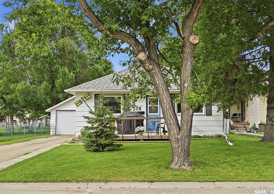 1st image of 208 3rd AVENUE W